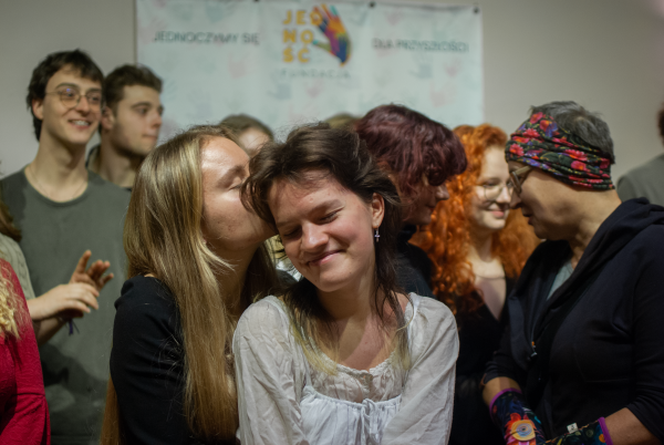 Готовий зводитись на зорні стелі